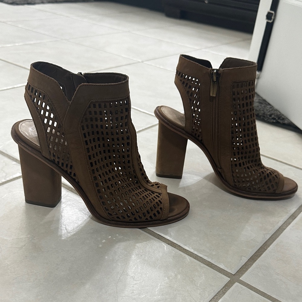 Vince Camuto Tan Cut-Out Block Heel Sandals - 8